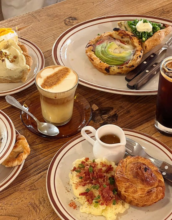 Samuel4samuca's tweet photo. This is a Korean cafe where people are already queuing up before it even opens.

We ordered their savory pie and sweet pie, both were delicious!

Personally recommend their signature beef pie and pistachio pie. You must order the beef pie set!
😃 https://t.co/yrpQ0pOS4j