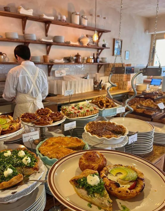Samuel4samuca's tweet photo. This is a Korean cafe where people are already queuing up before it even opens.

We ordered their savory pie and sweet pie, both were delicious!

Personally recommend their signature beef pie and pistachio pie. You must order the beef pie set!
😃 https://t.co/yrpQ0pOS4j