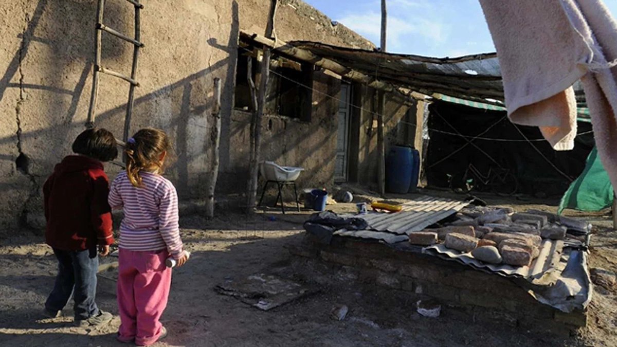 andyferreyra's tweet photo. El peronista Alberto Fernández culmina su mandato con el 44,7% de la población sumida en la pobreza: el 62,9% son niños, niñas y adolescentes.

Además, el 9,6% de los argentinos vive en la indigencia, según los datos del tercer trimestre de 2023 dados a conocer por la UCA. https://t.co/UrUIPK0LW2