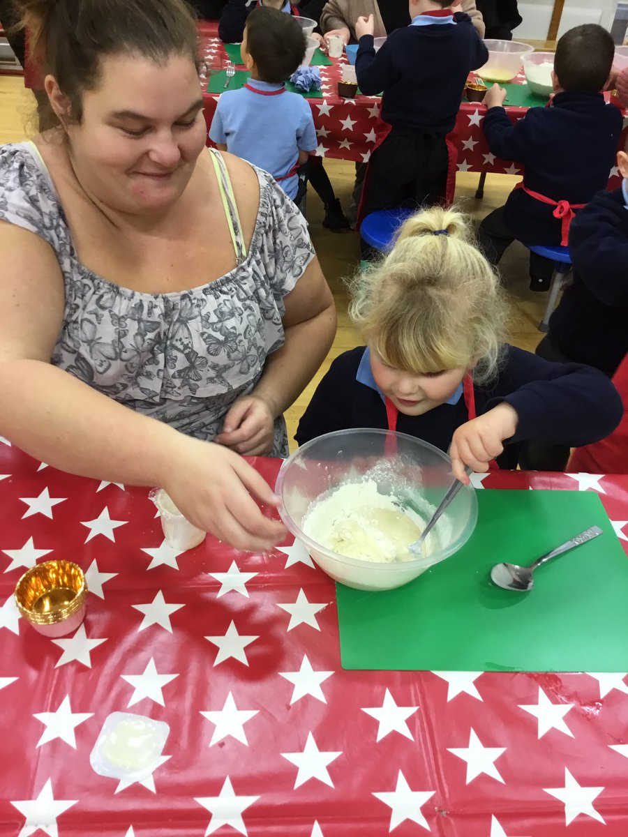 griffinprimary's tweet photo. We have welcomed Cook Stars for our healthy eating topic. Both children and parents had a fantastic time! #gpseyfs https://t.co/UvMReXc1IV