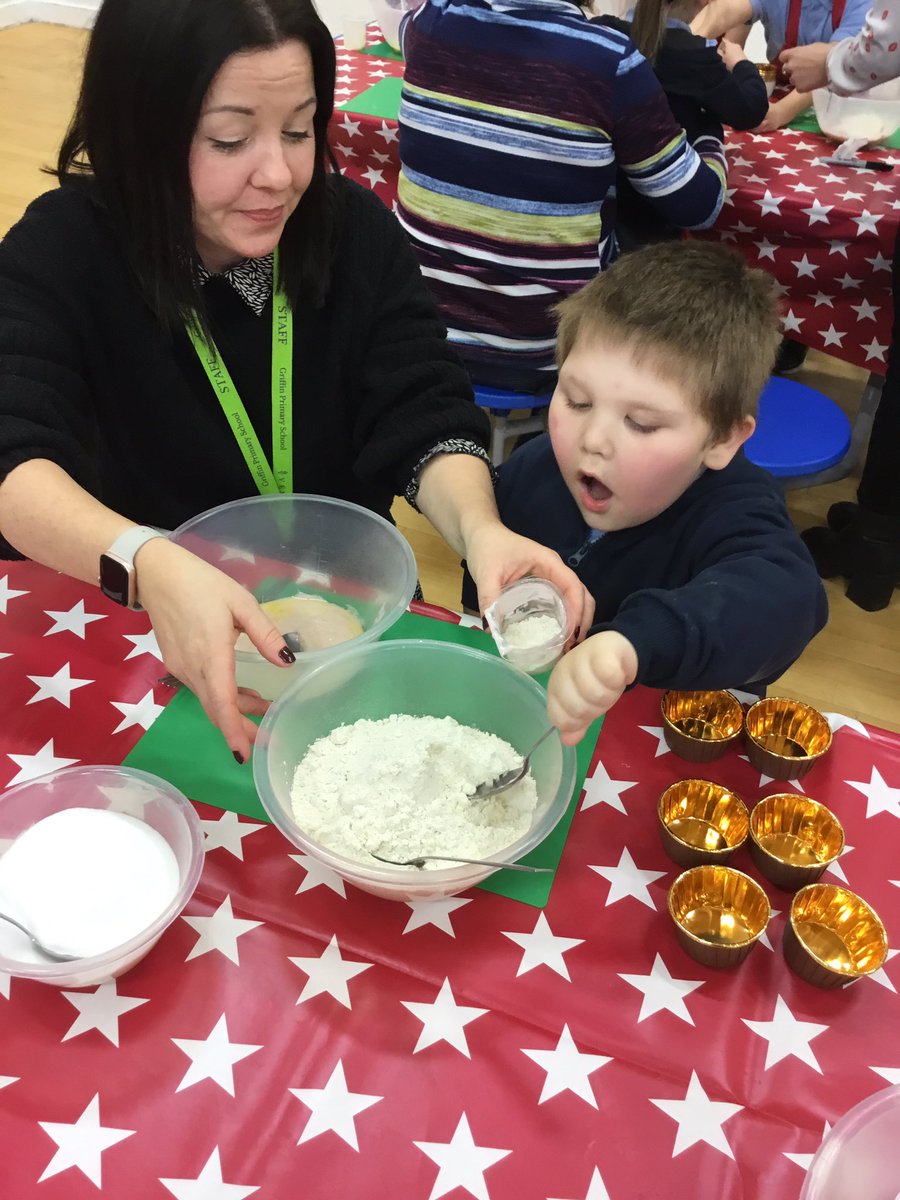 griffinprimary's tweet photo. We have welcomed Cook Stars for our healthy eating topic. Both children and parents had a fantastic time! #gpseyfs https://t.co/UvMReXc1IV