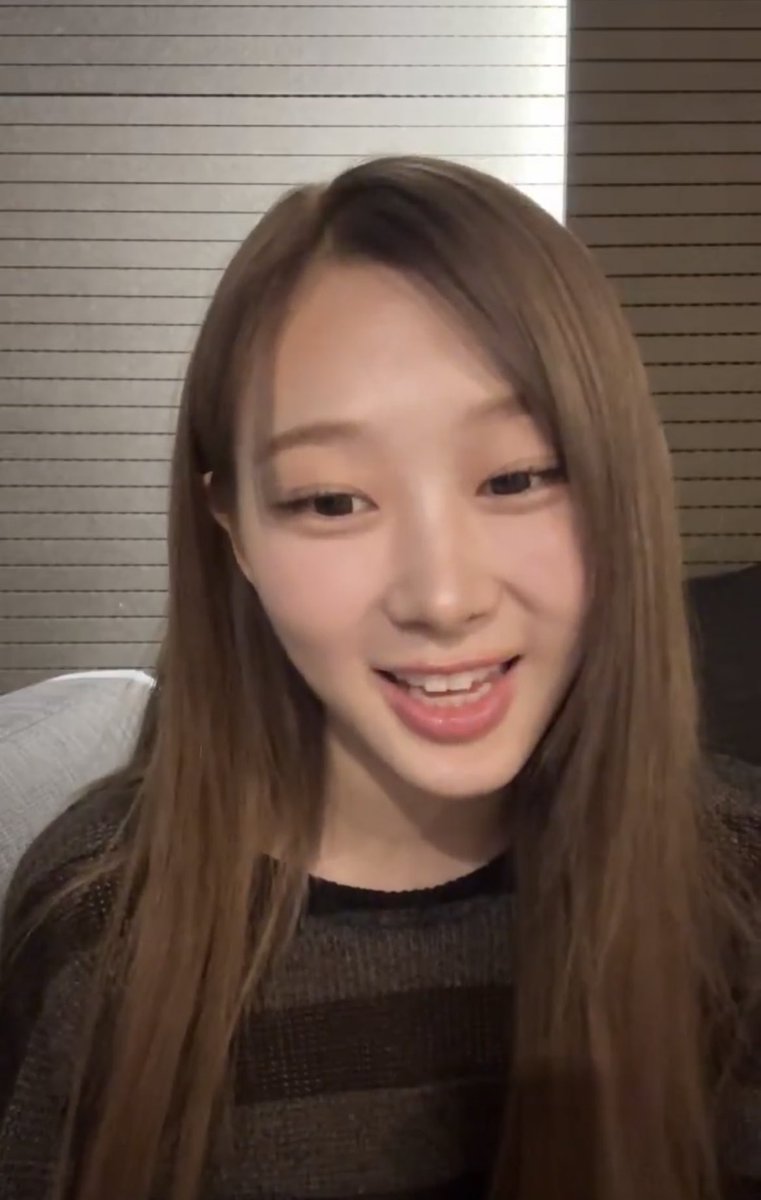 giselle is live on weverse 🌙