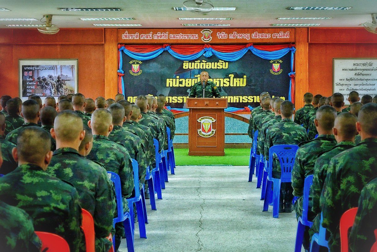 23regiment's tweet photo. “เพราะคิดถึง ถึงมาหา"

พ.อ.ธนาธิป เรียงอิศราง ผบ.ร.23 ตรวจเยี่ยมพบปะน้องทหารใหม่ ผลัดที่ 2/66 ของหน่วยฝึกทหารใหม่ ร.23 พัน.3 จ.สุรินทร์ เพื่อให้กำลังใจน้องๆในการฝึก พร้อมมอบเครื่องดื่มและผลไม้แก่น้องๆไว้รับประทาน พร้อมกล่าวให้โอวาทกับน้องๆ ให้ฝึกทหารใหม่ด้วยความอดทน มีวินัย https://t.co/Qp7ePpRZ55
