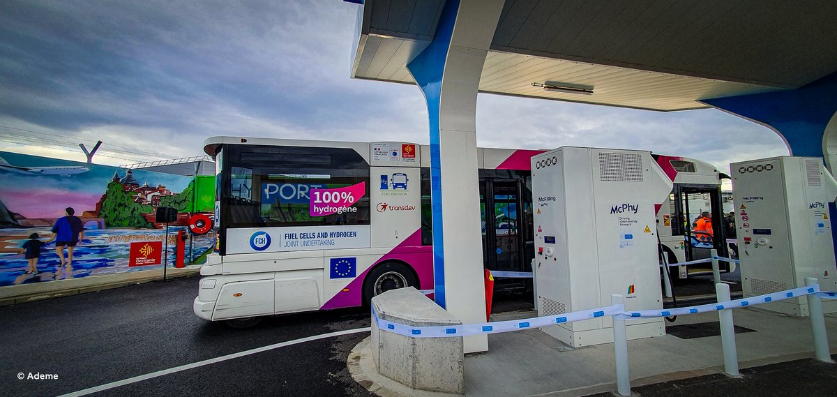 PrefetOccitanie's tweet photo. #HYPORT | 1ère station d’Europe de production et distribution d’hydrogène vert en zone aéroportuaire
✈️P-A. Durand, @PrefetOccitanie, a participé à l’inauguration de la station HYPORT à l'@aeroport_tls.
🍃L’État et l’@ademe démontrent leur volonté d’accompagner le développement & la structuration d’une filière d’hydrogène décarboné d’excellence en #Occitanie en finançant l’écosystème hydrogène HYPORT à hauteur de 5,2M€.
🍃Cette infrastructure accélère la transition énergétique du territoire occitan, tout en s’appuyant sur un écosystème local d’acteurs économiques et d’entreprises industrielles résolument engagés pour la décarbonation des transports.
🗣️« Dans le cadre de la stratégie nationale pour le développement de l’hydrogène décarboné, dotée de 7 milliards d’euros pour la décennie 2020-2030 et complétée de 2 milliards d’euros issus de crédits de #France2030, l’État investit massivement pour faire de la France un leader de l’hydrogène décarboné. » P-A. Durand
ℹ️https://t.co/6jDNpO2wyp