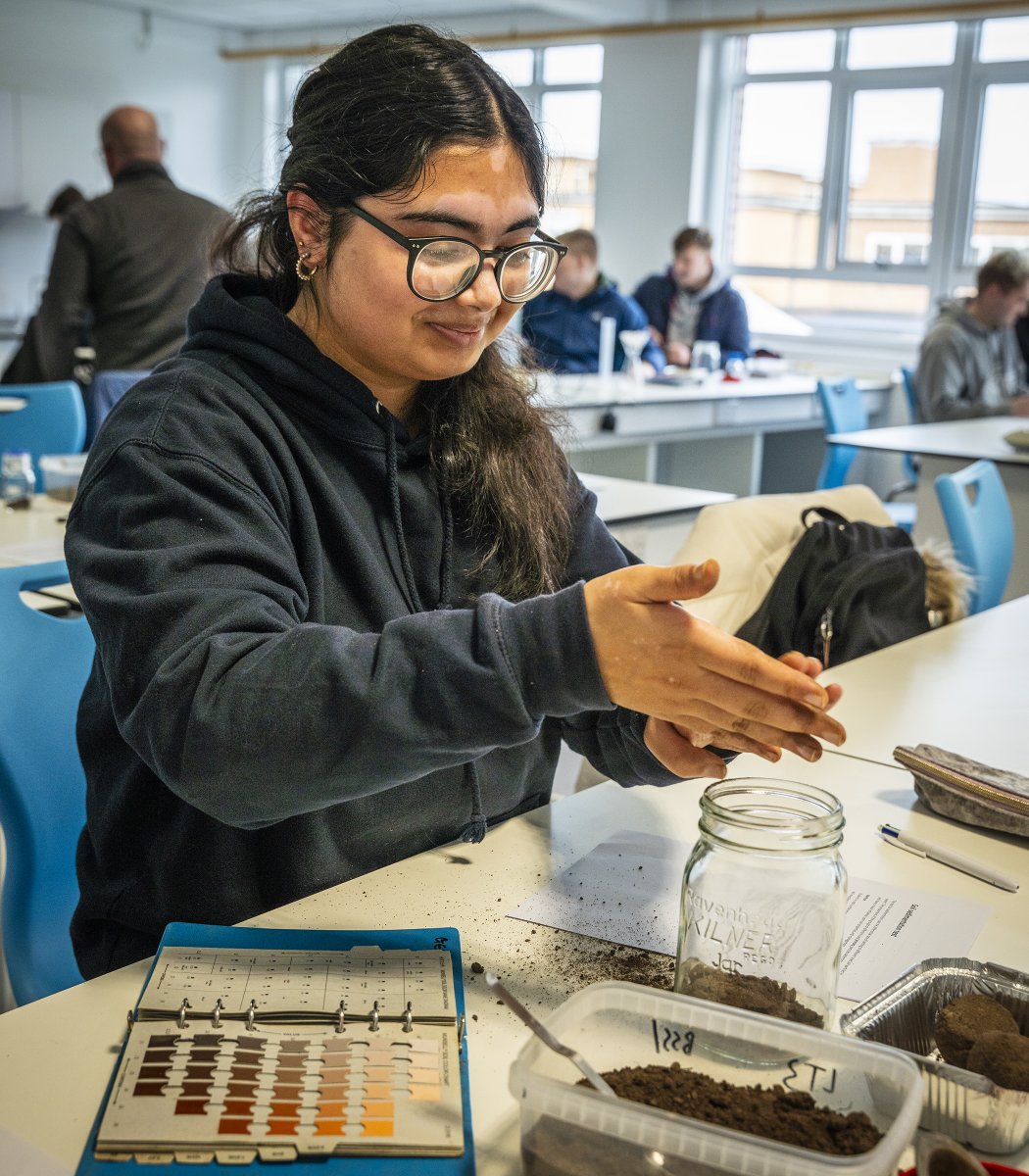 GeographyUoW's tweet photo. It’s #WorldSoilDay!  Our students have been celebrating by getting their hands dirty in the lab this morning - exploring soil colour, texture and permeability #Geography #Environment @worcester_uni @drcvjones https://t.co/JjcR0DfC5y
