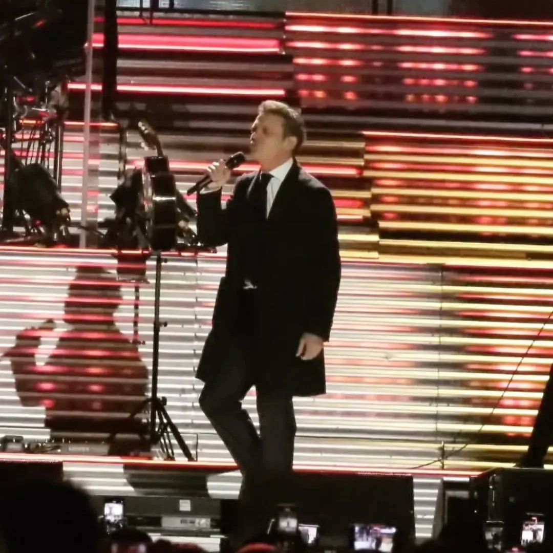 LM_CLUB_PERU's tweet photo. Luis Miguel Tour México 🇲🇽 Miky calentando ☀️ la noche fría en San Luis de Potosi 
#lm  #elrey #elsoldeméxico https://t.co/0coh3NDQef