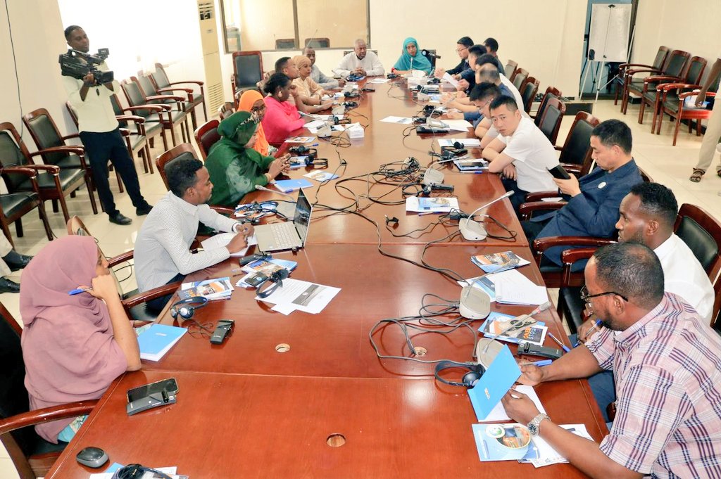 doingbusinessdj's tweet photo. #Djibouti_Invest 

Le Secrétariat d'État chargé des Investissements et du Développement du Secteur Privé a organisé aujourd'hui un atelier de promotion des investissements pour une délégation d'hommes d'affaires chinois. 1/4

#SEIDSP
#ANPI
#NIPA
#Djibouti_Touchroad https://t.co/72OAMLbi1v