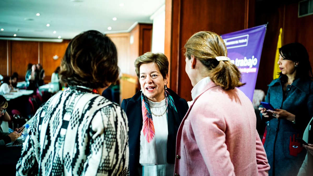 equiparescol's tweet photo. #AEstaHora ⏱️| Inicia el evento de entrega de sellos #Equipares y la presentación del incentivo violeta para reconocer y promover los aportes del sector privado a la #IgualdadDeGénero

¡Acompáñanos! https://t.co/XLO3lVMsoU https://t.co/jY7AJ3ohVg