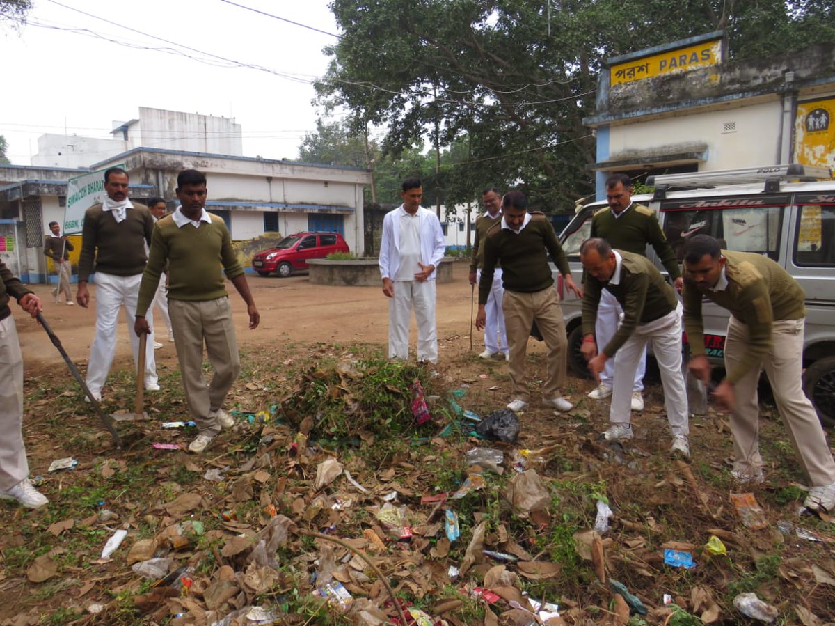 crpfindia's tweet photo. CRPF joins the nationwide cleanliness drive!

#CRPF units leading the charge during #SwachhataPakhwada, ensuring a clean and green transformation in every nook and corner!
Let's unite for a clean India!
#SwachhataHiSeva https://t.co/adzL35TO4N