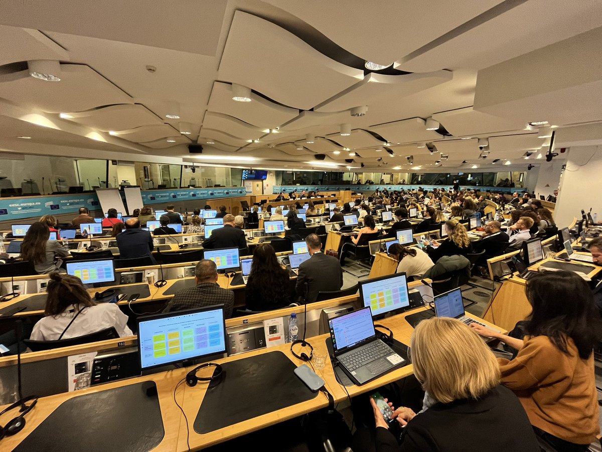 JakubKajtman's tweet photo. I love ❤️ to bring online participatory tools to serious EU events. Here is a colourful example from the #EUmigrationForum. With this board @razansml made a great 5-min summary of an intense 4,5 hour debate. Simple. Clear. Understandable. #participatoryleadership https://t.co/Xydd7F0v6y