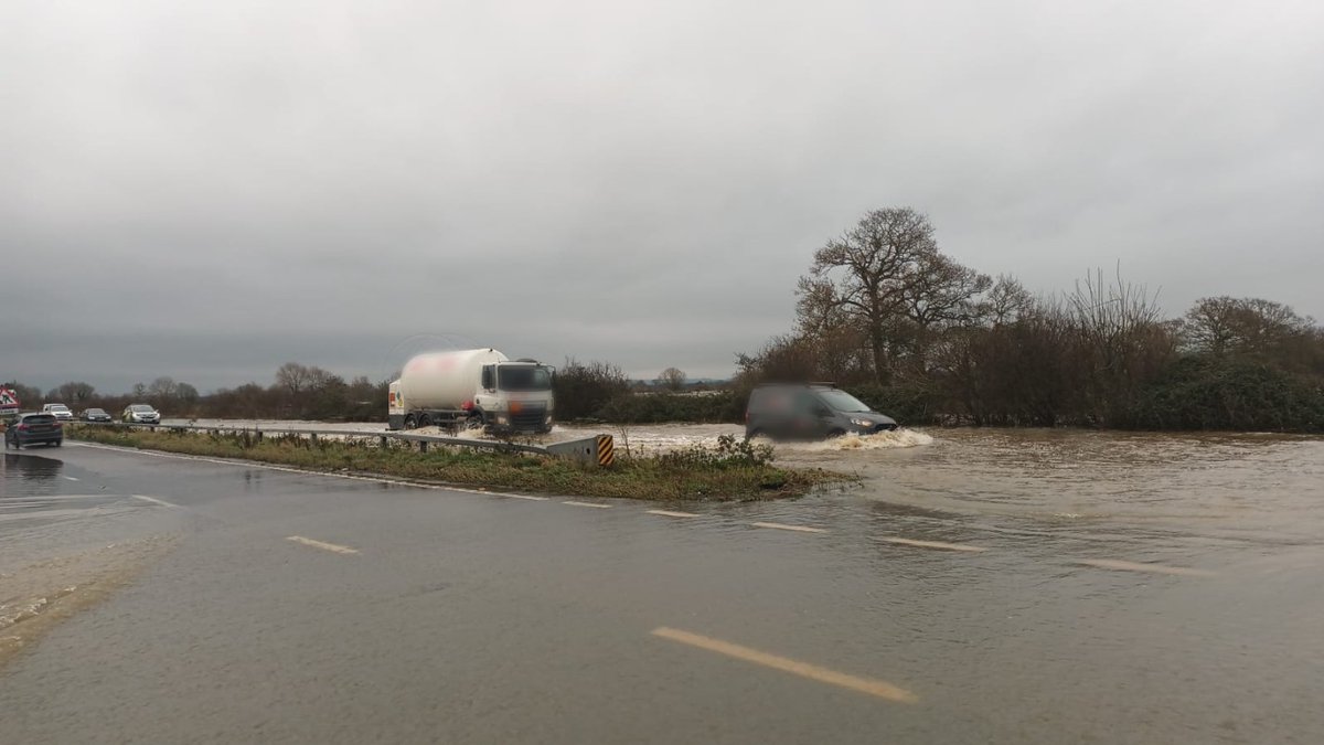 HighwaysSWEST's tweet photo. The #A303 remains closed between A3088 (#Cartgate) and the A359 (#Sparkford) in both directions due to flooding.
Contractors remain working on scene.
For more information and diversion: https://t.co/LlvodPg2VO https://t.co/d3iPyh4QRs