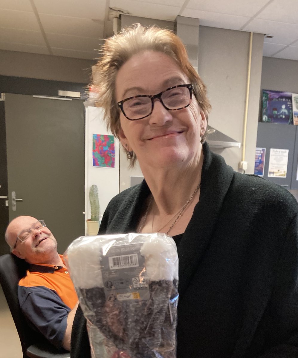 🎁 Geen pakjesavond, maar pakjesBINGO bij participatielocatie Weidevenne! Wat een mooie en gezellige traditie. Wij wensen je een fijne Sinterklaasavond.