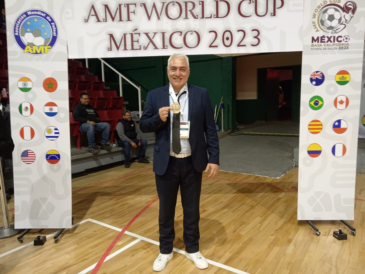 UncfsFrance1's tweet photo. Nous souhaitons féliciter Paolo FORTUNATI arbitre officiel de la Fédération Futsal France, qui a reçu la médaille d'or pour son arbitrage lors de l'AMF WORLD CUP 2023 Mexico 
Il est très fier d'avoir représenté la France, et de siffler le match de demi finale URUGUAY - COLOMBIE. https://t.co/M8mMUCktvF