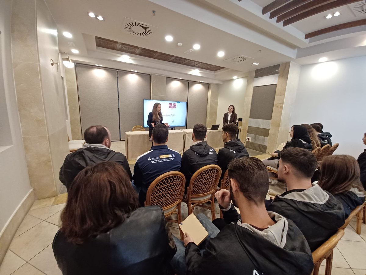 GrupoPenarroya's tweet image. Seguimos recibiendo visitas como parte de nuestro #ProyectoConecta, puesto en marcha por el Departamento de #PersonasyValores para la captación de #talento. La semana pasada estuvieron en @Holiday_World los alumnos del Centro de Formacion del Ayuntamiento @Torremolinos_On