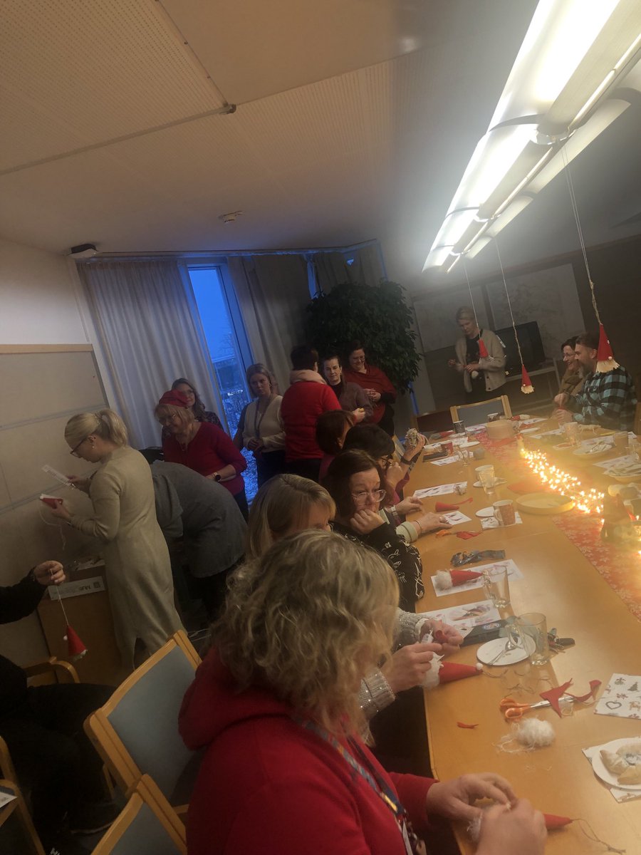 SoileStrander's tweet photo. #Joulu puuro, glögi, joulutorttu ja jo perinteeksi muodostunut haastava ”pakollinen” askartelu parhaassa seurassa. Onni on mahtava #työyhteisö #Rauma #sivistys https://t.co/1VrvazMTwa