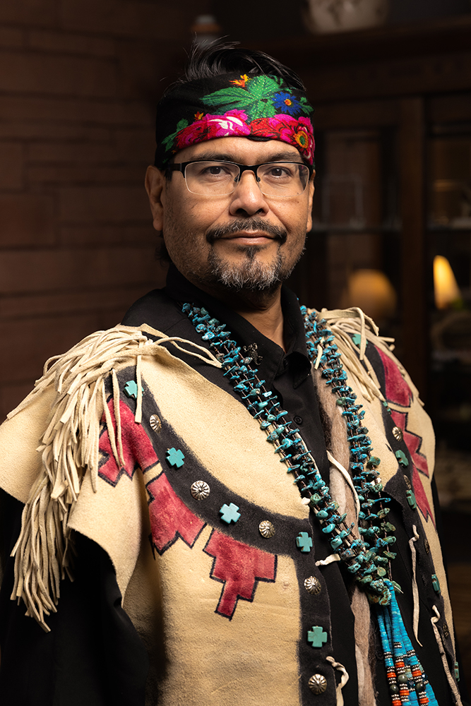 NAUAlumni's tweet photo. #HumansOfNAU Meet Albert Chase of the DinΓ© Nation, an Elder Cultural Advisor at @NAU who specializes in multiple forms of traditional art and works in education to preserve the Dine language and culture π§βπ«π¨
Read more: https://t.co/rKQNwNRHwk https://t.co/CwlqESk2rY