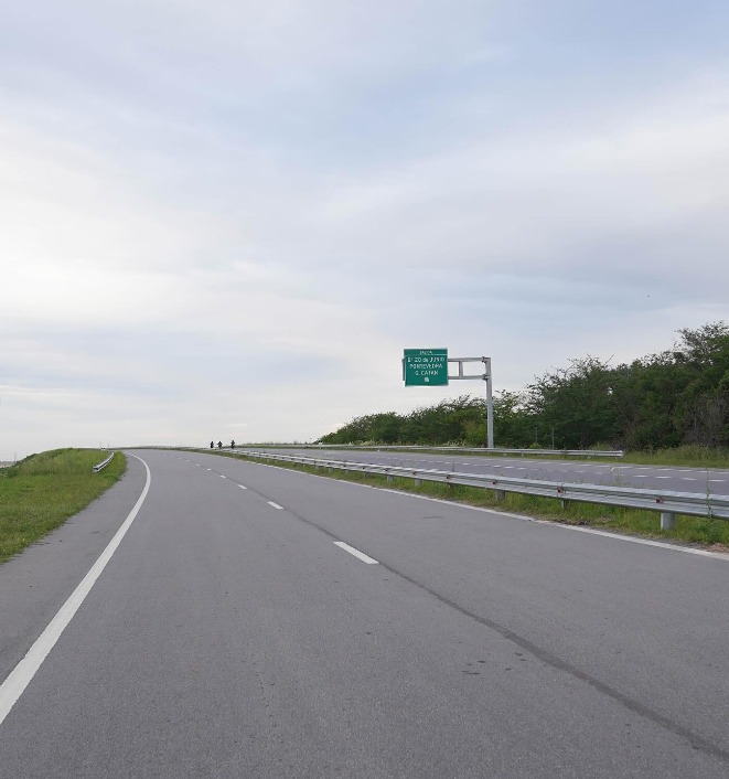 LaMatanza_FR's tweet photo. Al momento, ya se encuentran habilitados 52 Km. de los 83 Km. de este corredor vial que mejora la conectividad de las y los vecinos bonaerenses y nos demuestra que a través de las obras públicas hay desarrollo, empleo y futuro.  🙌 https://t.co/Rkrsu9cxPY