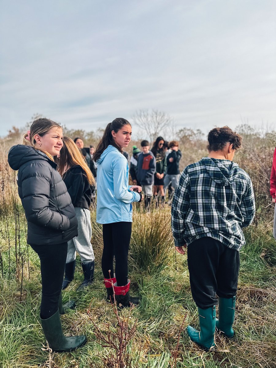 SaveTheBayRI's tweet photo. Last week, Save The Bay's Director of Habitat Restoration Wenley Ferguson met with @RockyHillCD 7th grade students at their campus in East Greenwich.

#savethebayri #narragansettbay #rockyhillcountrydayschool #rhcd #potowomutri #eastgreenwichri #thinkoutside https://t.co/IVXzzaiBpC