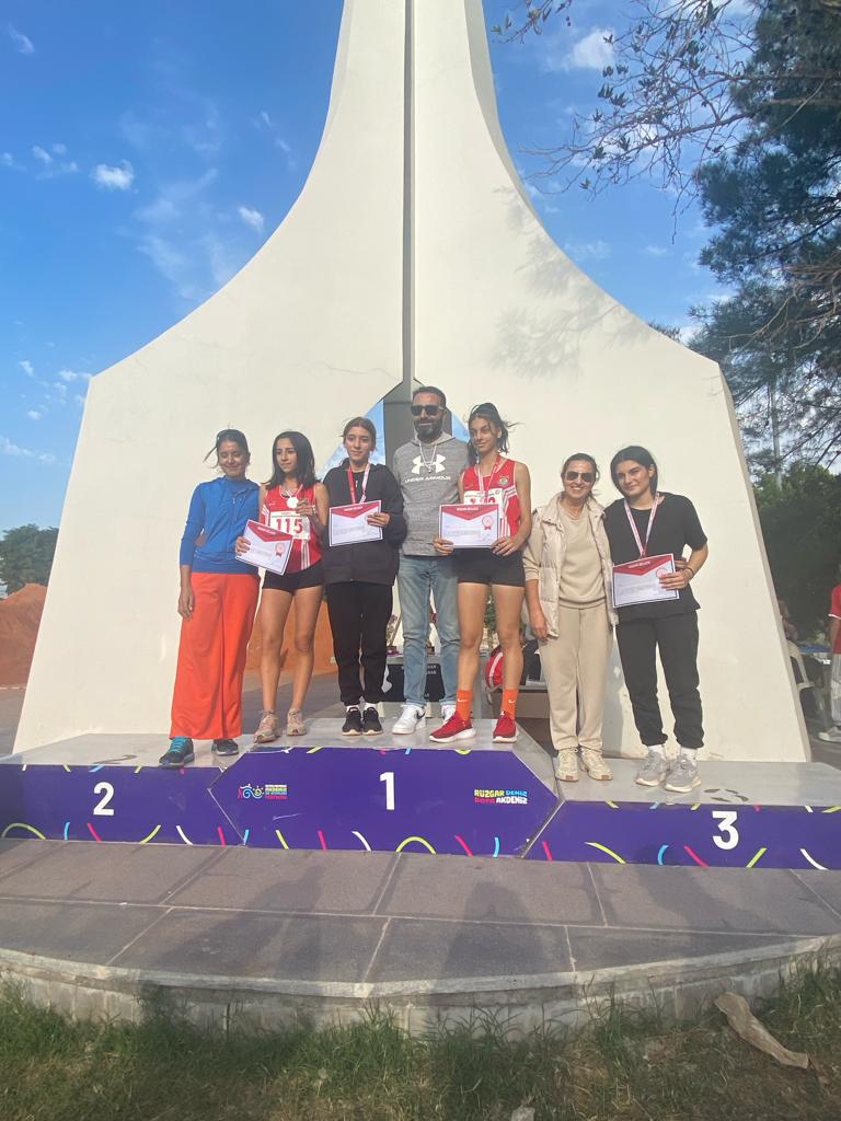 İl geneli yapılan kros yarışmasında Gençler B kategorisinde okulumuz öğrencisi Rahime KOLDAŞ 4. olmuştur. Tebrik ederiz.

<a href="/ahpehlivan53/">Ali Hamza Pehlivan</a> <a href="/fazilet_durmus/">Fazilet Öğretmen 🇹🇷</a> <a href="/BaykalBasdemir/">Baykal BAŞDEMİR</a> <a href="/kutlutekinbas/">Kutlutekin BAŞ</a> <a href="/OguzhanTulucu/">Oğuzhan TÜLÜCÜ</a> <a href="/CiceYusuf/">Yusuf CİCE</a> <a href="/BehzatEgilmez/">Behzat Egilmez</a> <a href="/hakanguricin/">HakanGüriçin</a> <a href="/SelimOnay5/">Selim Onay</a> <a href="/toroslarmem/">Toroslar İlçe Milli Eğitim Müdürlüğü</a>