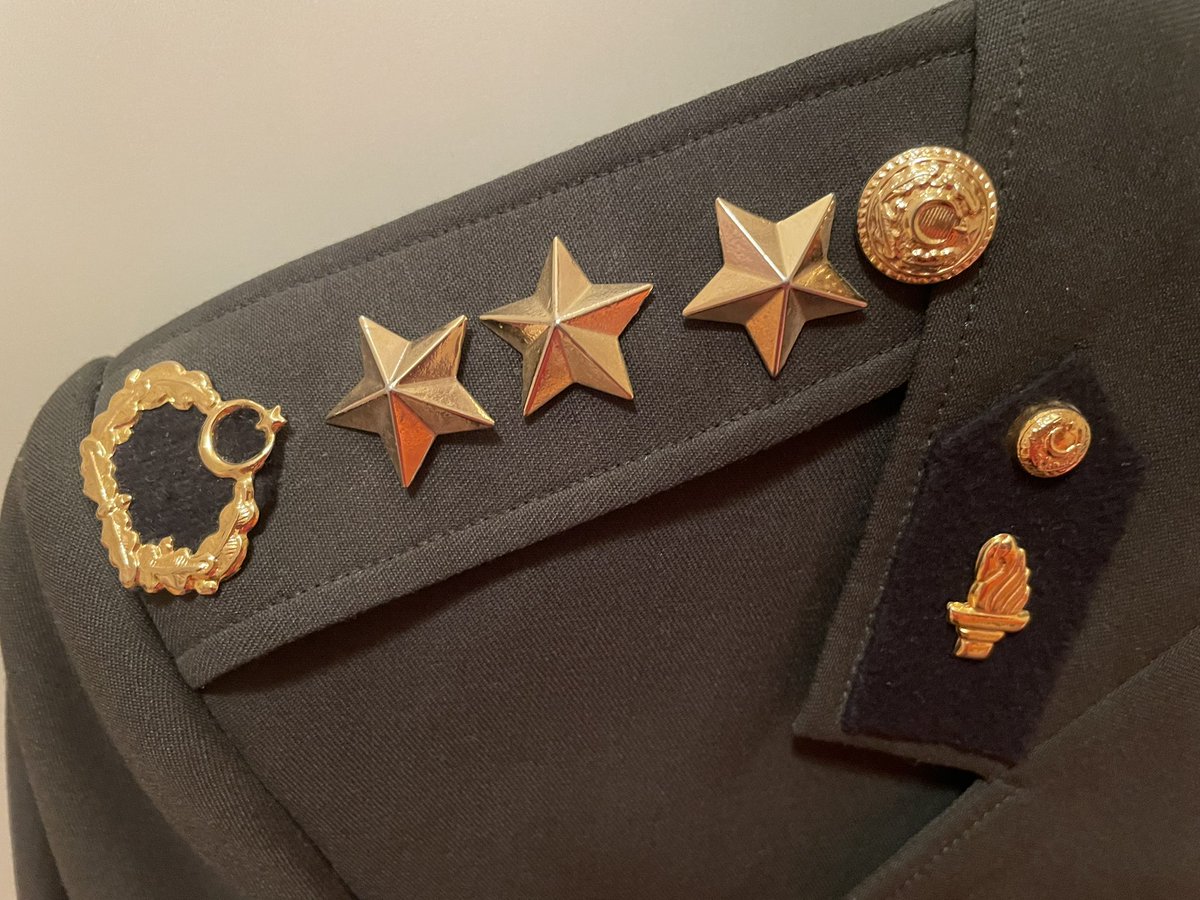 Milli savunma üniversitesi rektörü sivil, ama rütbesi bölümünde korgeneral yazan subay kimlik kartı var.
MSB’da, genel müdür sivil, rütbesi tümgeneral yazan subay kimlik kartı var.
Gen müd. yrd. sivil, rütbesi bölümünde tuğgeneral yazan subay  kimlik kartı var. 
Askere sicil