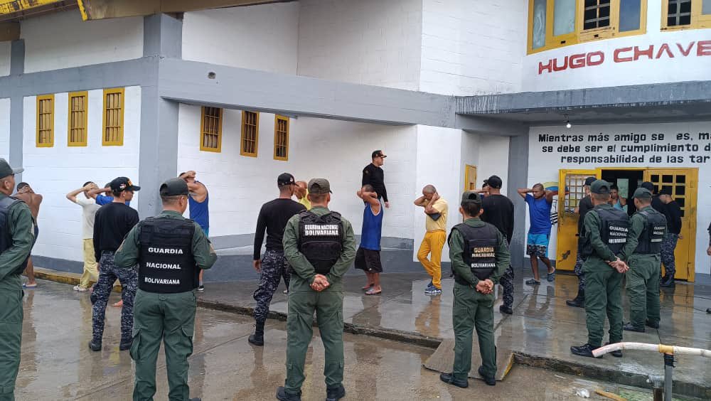 Continuando con las estrategias que nos permiten mantener la disciplina, el control y el régimen penitenciario, nos encontramos realizando a esta hora, un operativo de requisas en el Centro Penitenciario Yare III, ubicado en el estado Miranda.