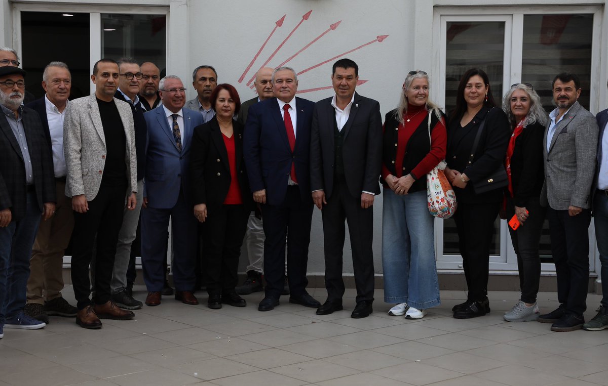 Cumhuriyetimizin ikinci yüzyılında ‘Yüzyılın Değişimi’ ile başlayan rüzgarı Genel Başkanımız Sayın Özgür Özel’in liderliğinde güçlü bir birliktelikle iktidar yolunda fırtınaya dönüştüreceğimizden emin olarak bugün ‘Baba Evimin’ kapısındayım.
“Değerlerini koruyarak yenilenen