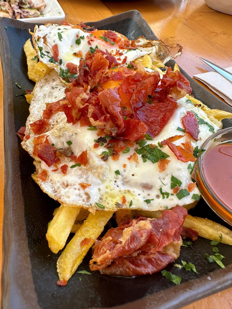 🍴🍳 Lo buenos que están unos huevos fritos con patatas y jamón 

#Paladarcaballa #food #foodporn #foodie #foodphotography #foodblogger #foodpics #foodblog #foodphoto #foodshare #foodaddict #fooddiary #foody #comida #tasty #tastyfood #huevos #huevofrito #gastronomia