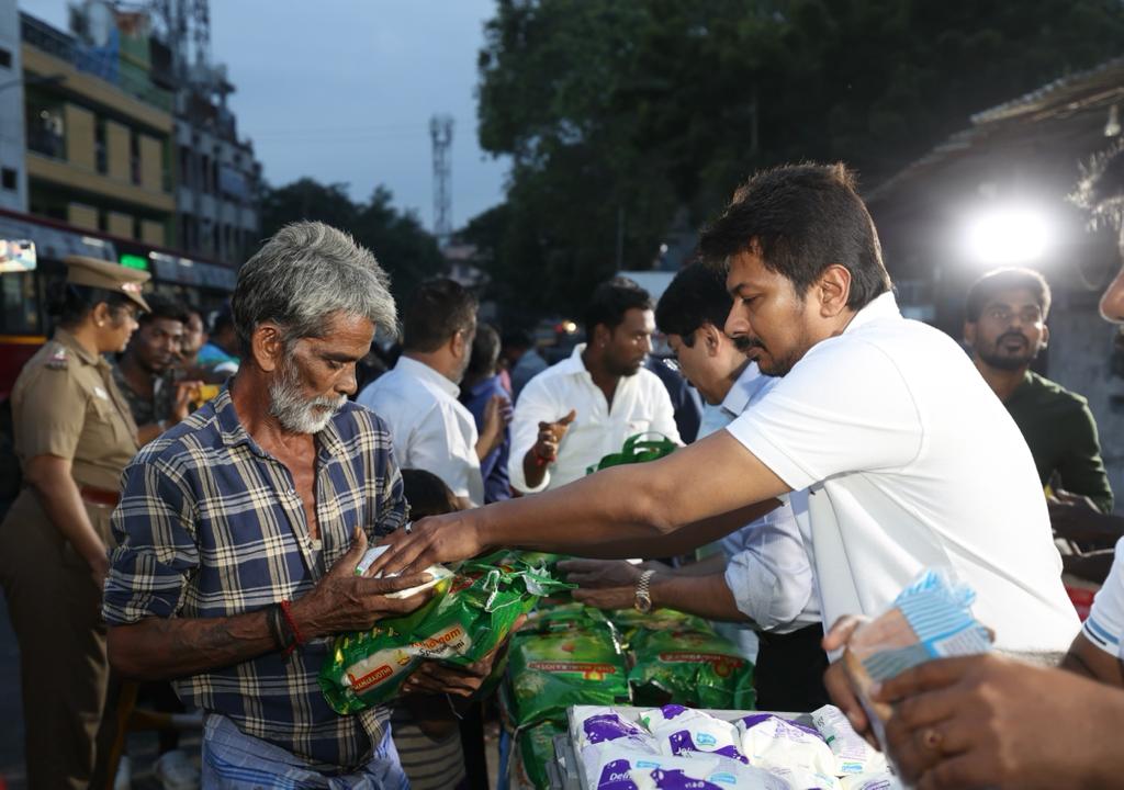 Udhaystalin's tweet photo. மழை வெள்ள பாதிப்புக்குப் பிறகு, நம் #ChepaukTriplicane தொகுதி மக்களுக்கு உதவிடும் வகையில், சேப்பாக்கம் பகுதி, வட்டம் 114, விக்டோரியா விடுதி சாலை அருகேயுள்ள குடியிருப்புப் பகுதிகளில் வசிக்கும் பொதுமக்களுக்கு உணவுப்பொருட்கள் மற்றும் நிவாரணப் பொருட்களை வழங்கினோம்.
@Dayanidhi_Maran | @nchitrarasu | @Madhanmohandmk