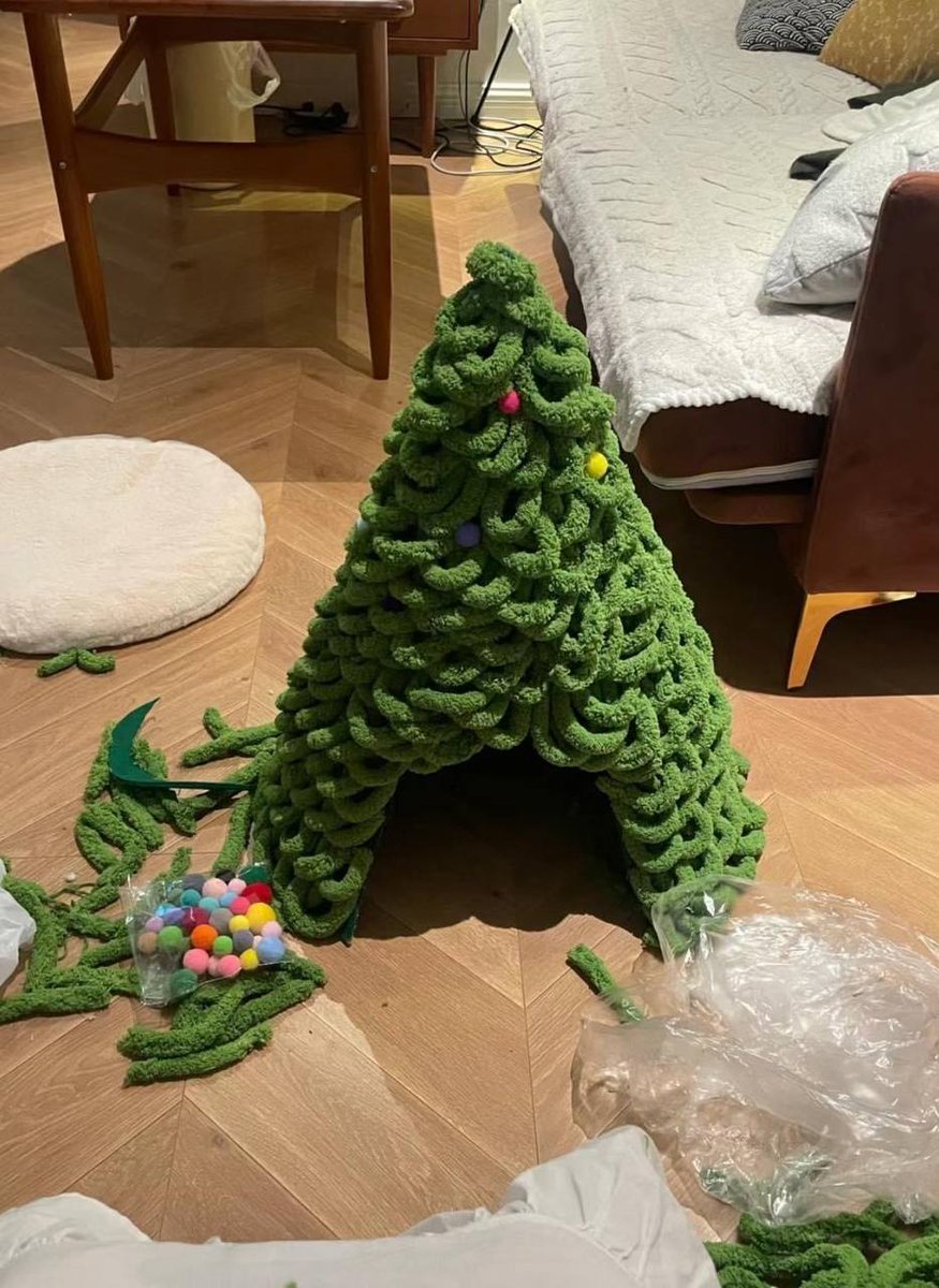 rem49er's tweet image. I made a Christmas nest for my little one and I think he would love it🎄🐶🐱🤭