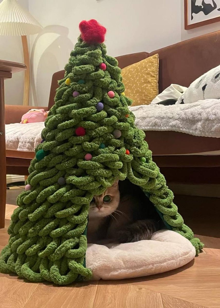 rem49er's tweet image. I made a Christmas nest for my little one and I think he would love it🎄🐶🐱🤭