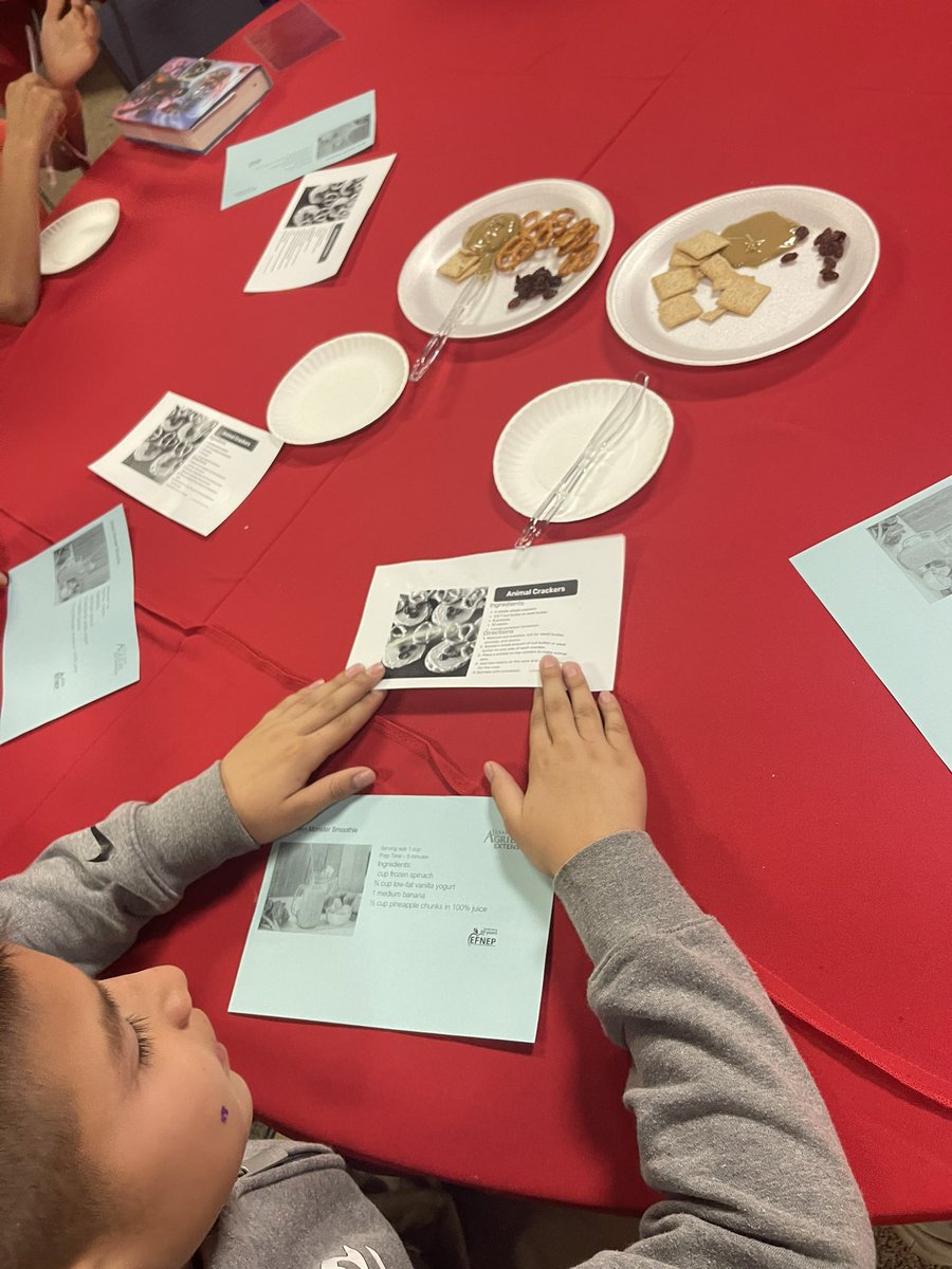 Thank you to our wonderful SHAC agencies, @CommonThreadsUS and TX A&M AgriLife, for teaching our students how to make Grinch Smoothies and Healthy Reindeer Snacks. 🦌 🍏🍌