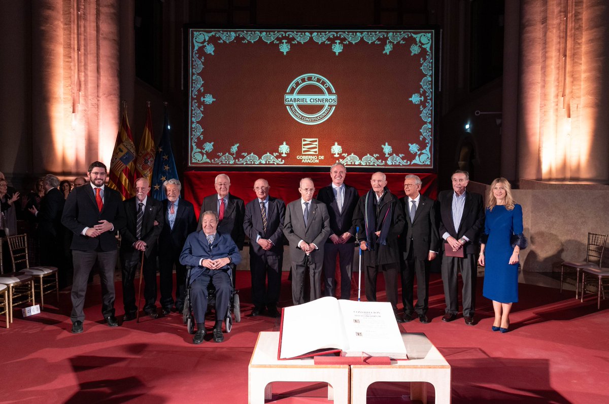 📜Azcón reconoce el trabajo de los aragoneses constituyentes y anima a defender la Carta Magna y sus principios.

🏆El I Premio Gabriel Cisneros se ha concedido este martes a los diputados y senadores aragoneses de la legislatura constituyente.

📎 tinyurl.com/bdzzsys4