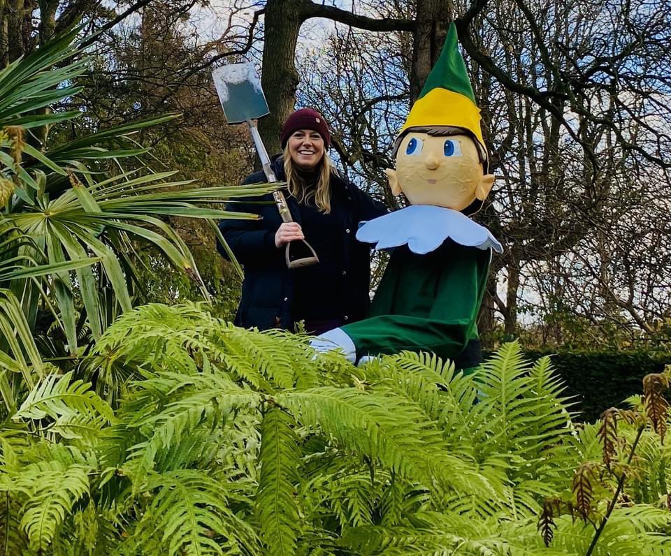 Today, the East Linton Elf was lucky enough to help do some gardening at the @TheBotanics! This giant elf is helping to raise money for the sick kids hospital @echcharity @NHSScotland Please go support and donate now: justgiving.com/page/EastLinto… #Edinburgh