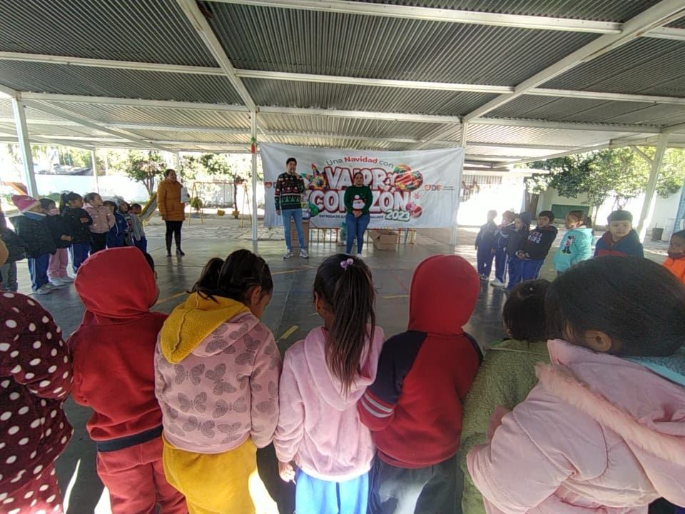 Más de 250 mil alumnos de preescolar y primaria recibirán un aguinaldo y un juguete esta navidad, sumamos a los alumnos del preescolar Prudencia Jauregui de Álvarez.🌲🎁

#NavidadConValorYCorazón 
#5000escuelastodosnuestrosniños