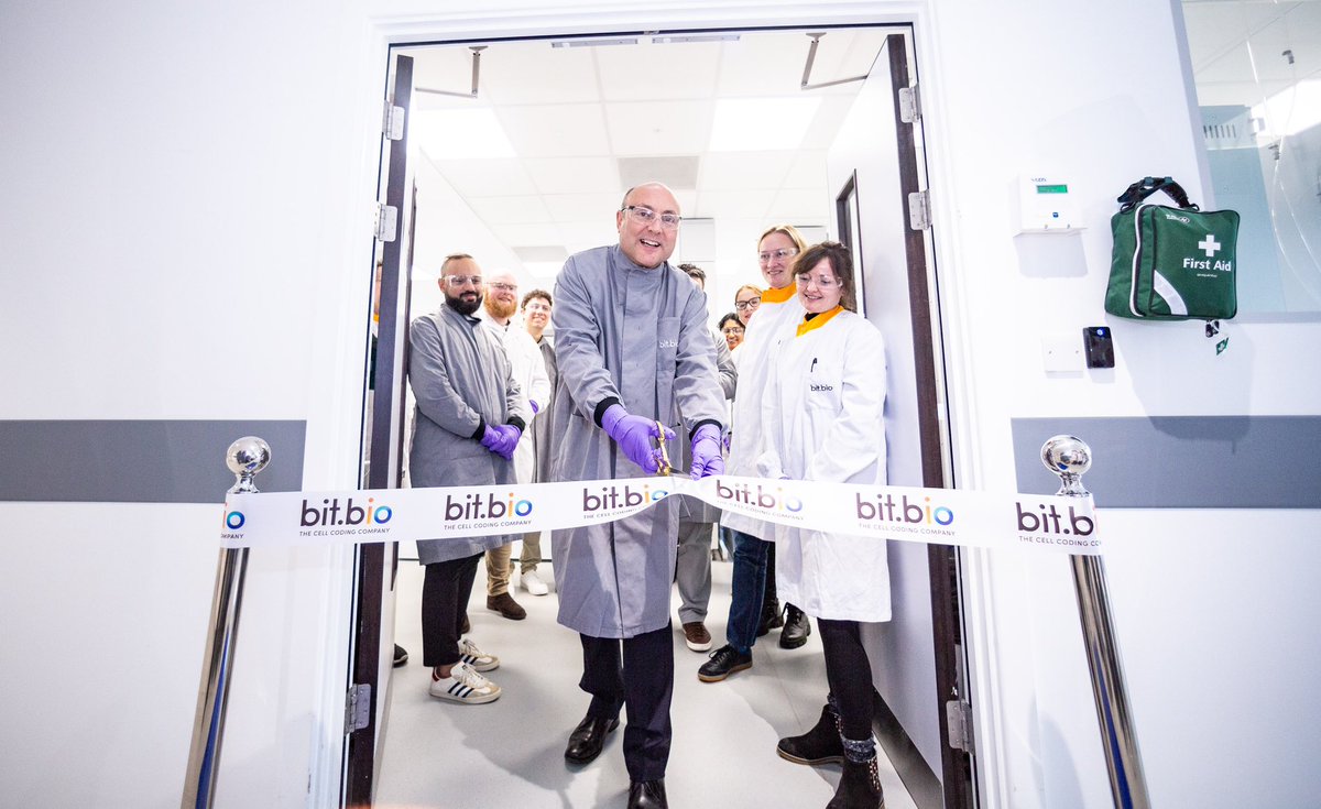 Our £2bn funding for Engineering Biology will help British businesses like @bitbio, a shining example of the transformative potential of engineering biology. Fantastic to visit them today and learn more about their innovative work in drug discovery and development.