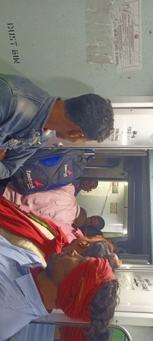dash_pallishree's tweet photo. Train no.12839,एस-5 की स्थिति, जब हावड़ा से ट्रेन शुरू हुई.
तो ऐसी स्थिति में महिलाएं कैसे यात्रा करेंगी? लोग शौचालय का रास्ता रोक रहे हैं, हम शौचालय तक नहीं जा पा रहे हैं.क्या यह नया भारत है?
@EasternRailway @drmhowrah @RailMinIndia

#Howrahjunction
#railway
#India
#Kolkata https://t.co/e9nH8wJzkX