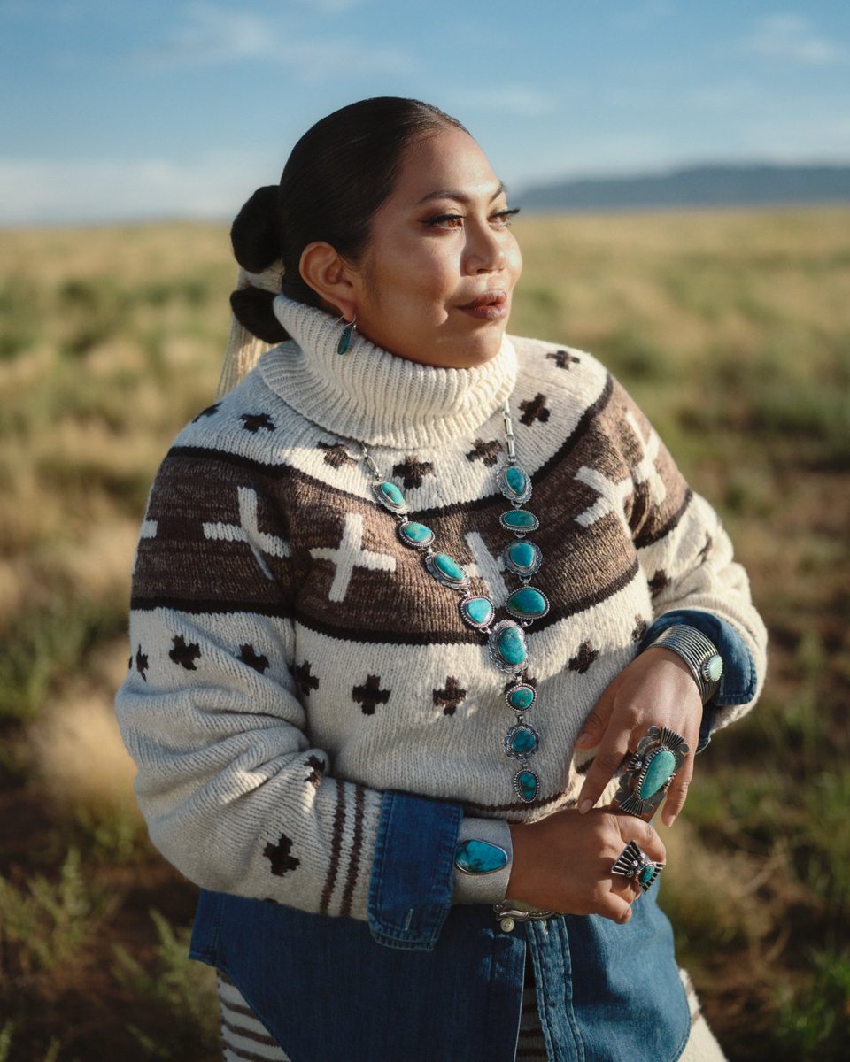 RalphLauren's tweet image. Meet the first #RLArtistInResidence, #NaiomiGlasses.

Naiomi is a seventh-generation Diné (Navajo) textile artist and designer whose love for the Navajo way of life is at the center of everything she creates.

Explore more from the Polo Ralph Lauren x Naiomi Glasses collaboration