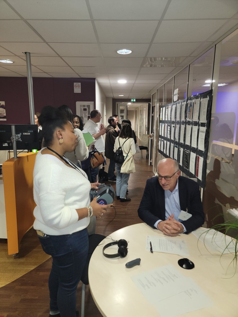 NabilAzouigui's tweet photo. Un bon moment avec élus et entreprises au @poleemploi_IDF de Longjumeau pour promouvoir l'offre de service de pôle emploi utile à la réduction des tensions sur le marché du travail. 
#afterwork
#Emploi https://t.co/0zavH3kxz8