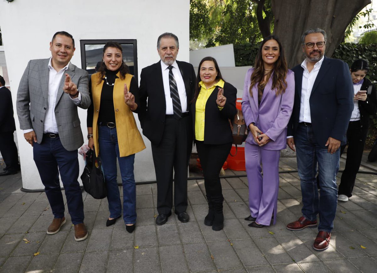 Estoy muy satisfecho porque en el <a href="/PRDMexico/">PRD</a> cerramos filas con <a href="/XochitlGalvez/">Xóchitl Gálvez Ruiz</a>. Destacad@s perredistas integran formalmente el equipo de precampaña de Xóchitl. En este equipo se conjuga experiencia, juventud y gran capacidad, y se logra integrar a partidos políticos y a la