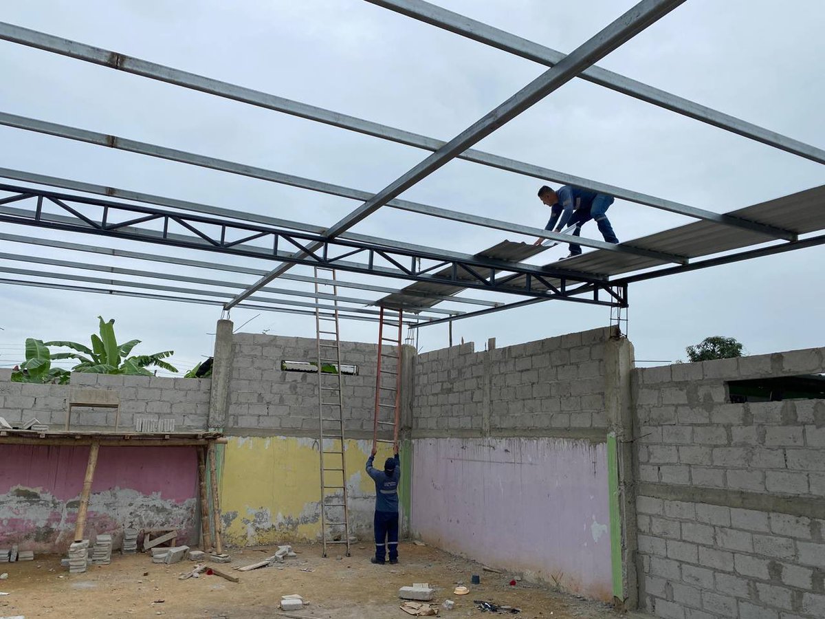 Larry_vite's tweet photo. ESTERO MEDINA
#LAcasacomunal 🏠
A buen ritmo continúan los trabajos de construcción de la casa comunal del sitio Estero Medina, donde realiza la colocación de la cubierta de este importante centro de reunió comunitaria, infraestructura que se une a los diferentes albergues que https://t.co/wmYhxVlJLg