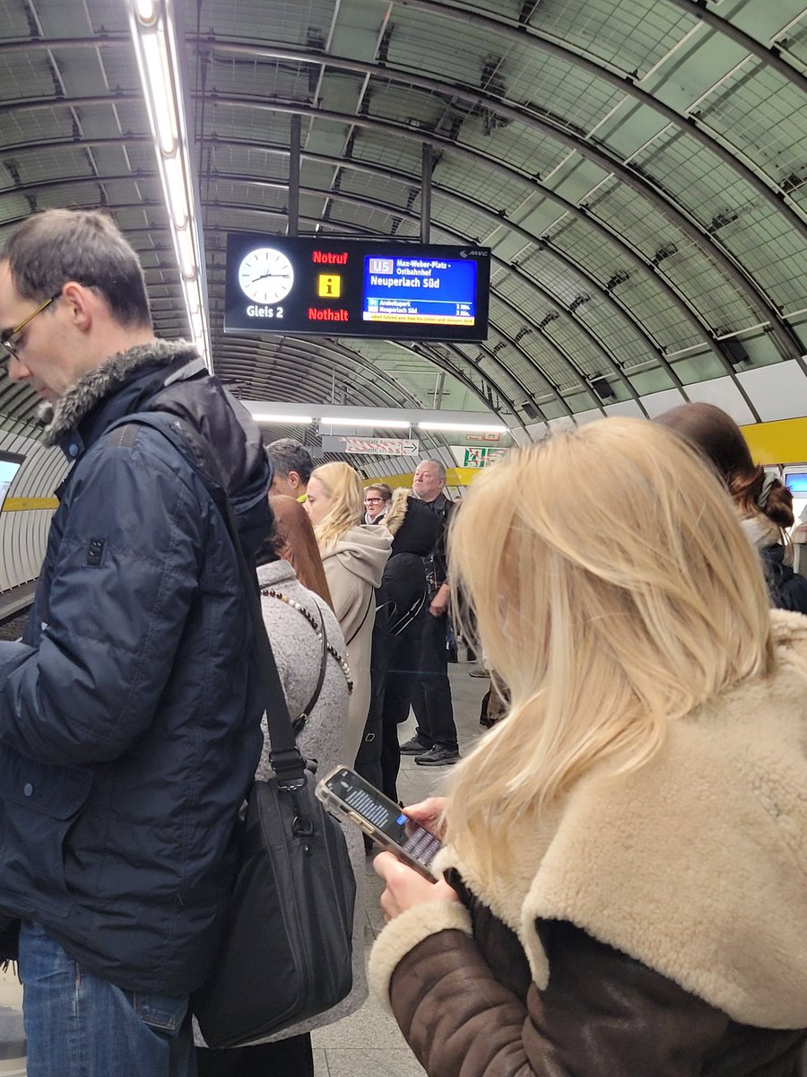 #MVG hat auch Probleme bei der U5. Erst kommt lange nichts. Anzeige '1 Minute' bleibt 10 Minuten stehen. Dann immerhin werden gleich weitere Züge angezeigt. Leute sind zunehmend verärgert. Im Lehel sind Gleise frei, aber es fährt keine Tram. <a href="/BR24/">BR24</a>
