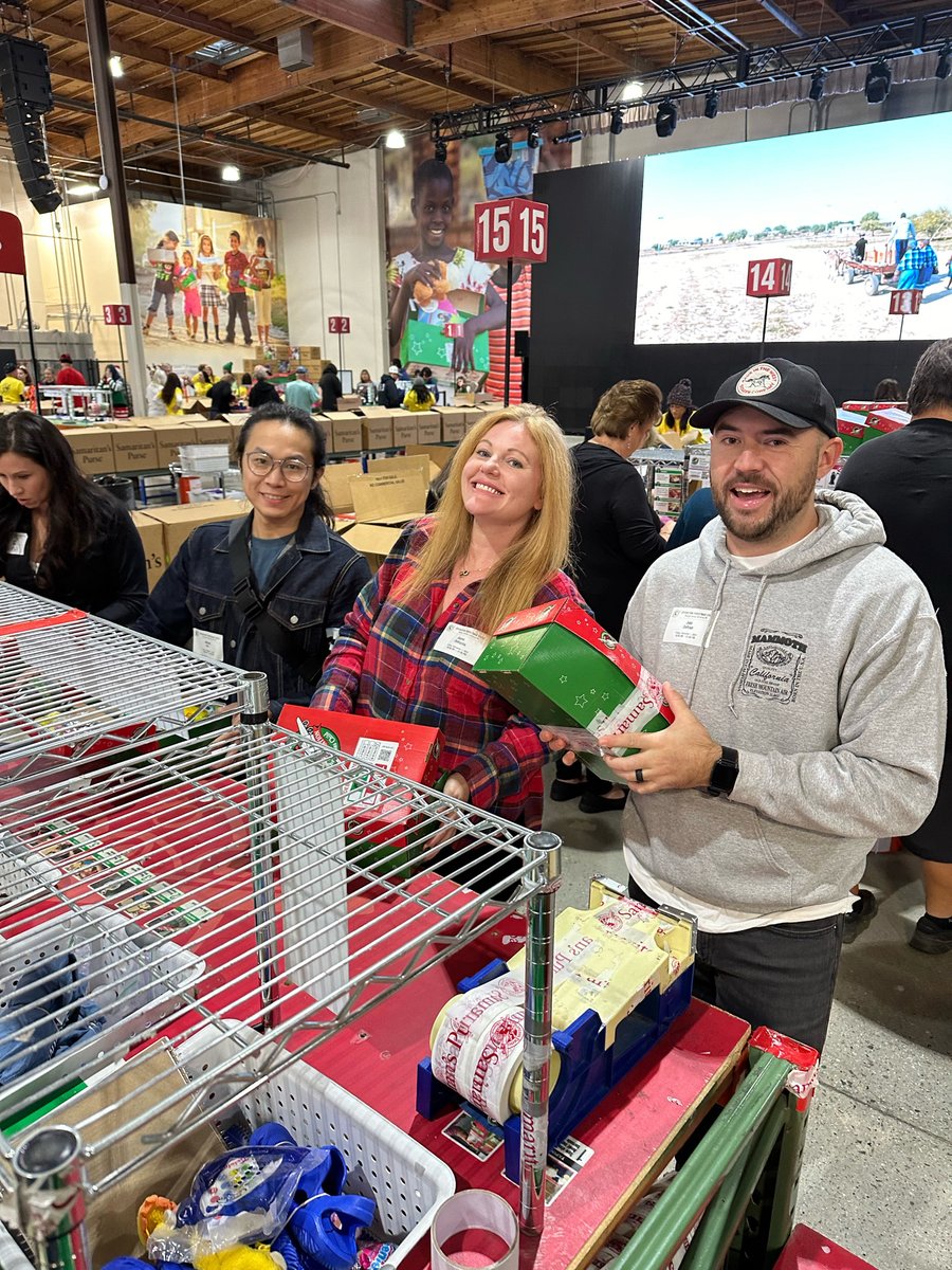 10THDEGREE's tweet photo. In honor of the team and @Titan_Environm coming out to lend a hand at the Good Samaritans Purse, 10TH Degree would like to wish you a happy International Volunteers Day. 🌍🤝🎄👫

#volunteer #volunteersday #communityservice #samaritanspurse #happyholidays https://t.co/y6PmUGjVXB