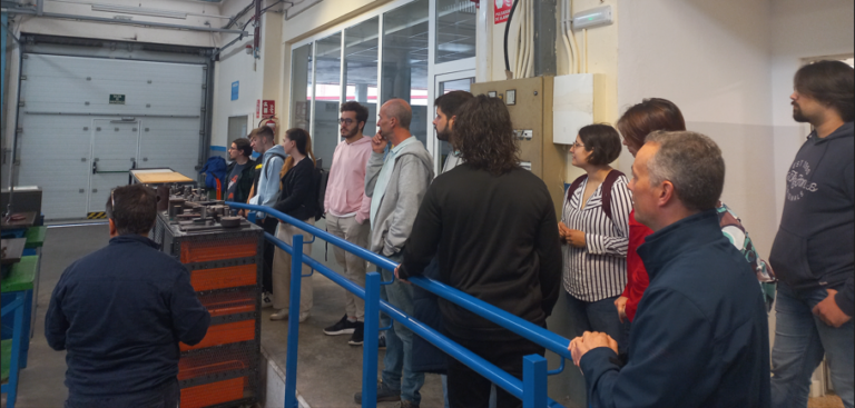 fpaglinformati1's tweet photo. El IES AGL y el CIFP Nº1 han llegado a un acuerdo para la elaboración de una serie de simuladores en Realidad Extendida sobre procesos industriales, basados en Industria 4.0, para instruir al alumnado del CIFP Nº1. #Educación #Industria40 https://t.co/z0J0CYW0WT