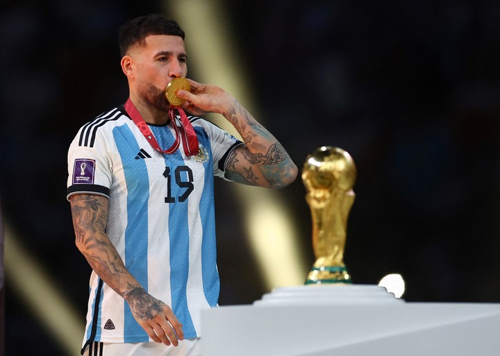 porqueTTarg's tweet photo. "Otamendi": 

Por las declaraciones del defensor de la Selección Argentina en ESPN, donde habló sobre su infancia y el esfuerzo de su madre. 

“Yo me tomaba tres colectivos para ir a entrenar ya desde infantiles. A las 7:30 iba al colegio, a las 12 salía y mi vieja me esperaba con una vianda, y de ahí toda la tarde y volvía a las 9:30 de la noche, y así todos los días.  

Hasta los 13 años me acompañaba mi vieja, y después dejó de acompañarme porque no daba el presupuesto, yo viajaba en guardapolvo porque pagaba 10 centavos.  

A veces mi vieja me daba 2 pesos para comer algo allá. Pero yo sabía que le costaba, me daba todo lo que tenía, prefería que lo tenga yo pero ella no se alimentaba bien.  

Hasta el día de hoy siento que les debo todo eso, mi deseo era poder devolvérselos con este Mundial. Gracias a Dios lo pude conseguir”.