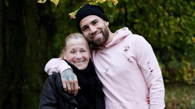 porqueTTarg's tweet photo. "Otamendi": 

Por las declaraciones del defensor de la Selección Argentina en ESPN, donde habló sobre su infancia y el esfuerzo de su madre. 

“Yo me tomaba tres colectivos para ir a entrenar ya desde infantiles. A las 7:30 iba al colegio, a las 12 salía y mi vieja me esperaba con una vianda, y de ahí toda la tarde y volvía a las 9:30 de la noche, y así todos los días.  

Hasta los 13 años me acompañaba mi vieja, y después dejó de acompañarme porque no daba el presupuesto, yo viajaba en guardapolvo porque pagaba 10 centavos.  

A veces mi vieja me daba 2 pesos para comer algo allá. Pero yo sabía que le costaba, me daba todo lo que tenía, prefería que lo tenga yo pero ella no se alimentaba bien.  

Hasta el día de hoy siento que les debo todo eso, mi deseo era poder devolvérselos con este Mundial. Gracias a Dios lo pude conseguir”.