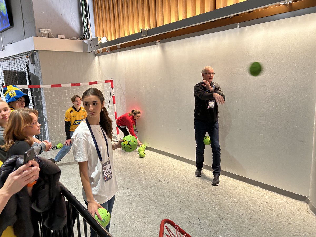 Här står 69-årige Ingemar Linnéll, f d förbundskapten, och kör ”Hand the ball” med kidsen bakom läktaren i Scandinavium.
Vilket otroligt brinn han har fortfarande för sporten.
– Vi hade 350 ungar här på 30 minuter, berättade han entusiastiskt.