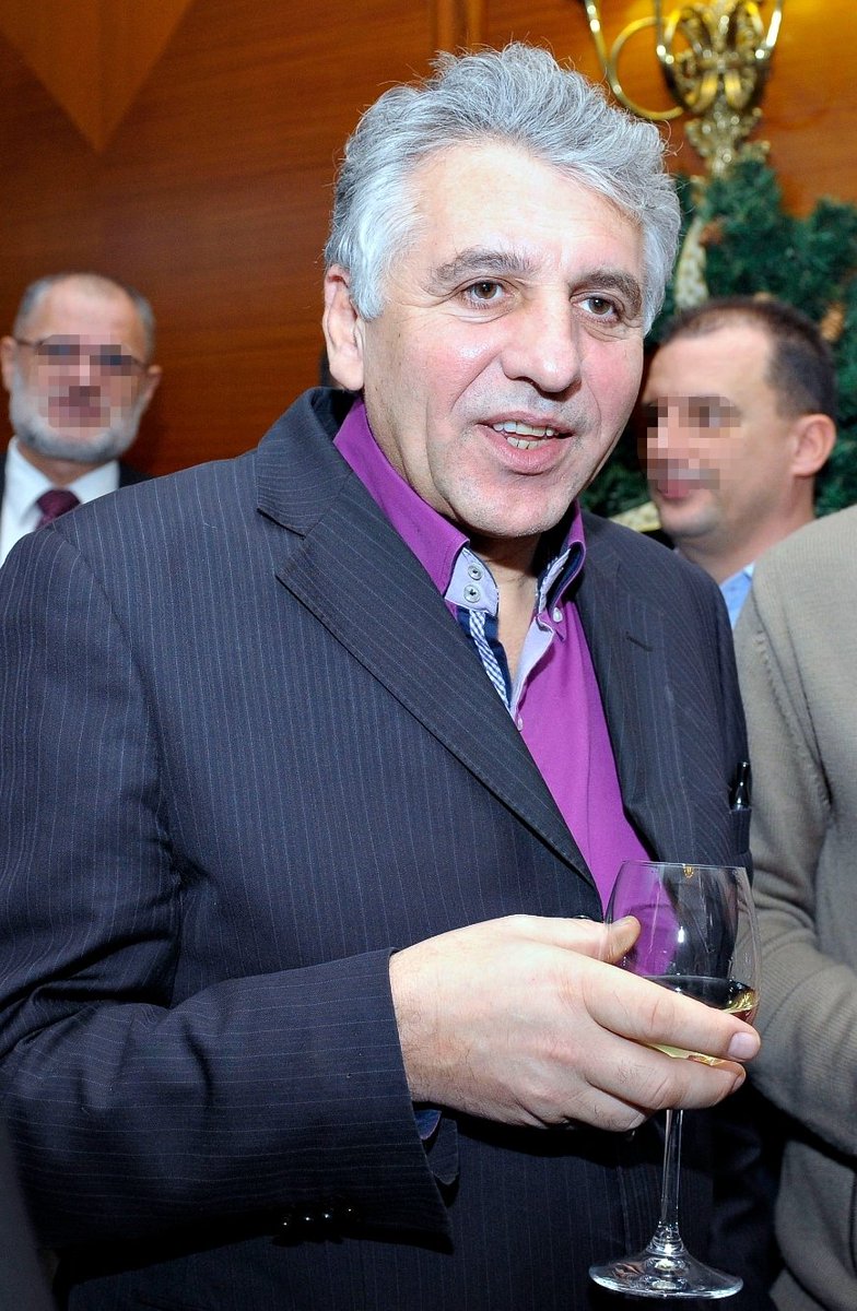 Dragan Vidaković Mrki (@protivdictature) on Twitter photo Zoran Anđelković Baki je u novembru prešao u SNS. Prodao je radio "S", sa Gašićem je gledao prostorije bivseg 14. oktobra u Varvarinu, da pokrenu proizvodnja oružja.
Sestra iz uže familije je direktorka robnih rezervi Zorica Anđelković.
<a href="/avucic/">Александар Вучић</a> smišljeno rastura SPS. Zoran Anđelković Baki je u novembru prešao u SNS. Prodao je radio "S", sa Gašićem je gledao prostorije bivseg 14. oktobra u Varvarinu, da pokrenu proizvodnja oružja.
Sestra iz uže familije je direktorka robnih rezervi Zorica Anđelković.
<a href="/avucic/">Александар Вучић</a> smišljeno rastura SPS.