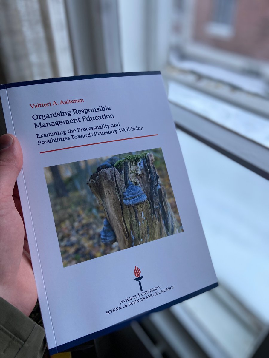 Painotuore #väitöskirja. Viikon päästä keskiviikkona 13.12.2023 väittelen vastuullisen kauppatieteiden koulutuksen organisoinnista. #minätutkin #responsiblemanagementeducation #planetarywellbeing