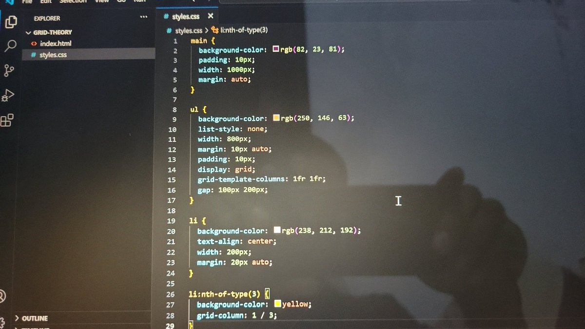 ChimdaluEmekekw's tweet image. Day 19 of my #100daysofwebdev challenge

Today I  Iearned about the CSS grid and how to use it to create 2 dimensional layouts