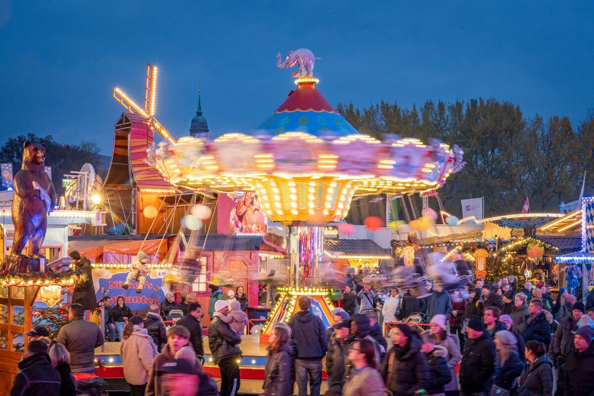 Der #Nikolaus kommt am 6.12. auf den #Winterdom und bringt sein DOM-Glücksrad mit! Kinder bis 12 Jahren können am Glücksrad ein Gutscheinheft, DOM-Teddys, Fahrchips-Pakete oder Süßigkeiten gewinnen. ➡ Alle Infos: buff.ly/3MUYBJw Bild: Hamburger DOM / Henning Angerer